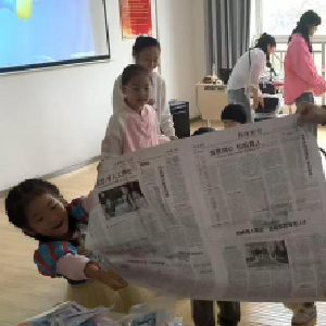 祁家山社区开展“纸布童阅·亲子共航”亲子阅读活动