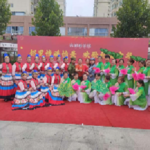 邻里情暖怡景 欢歌礼赞中华