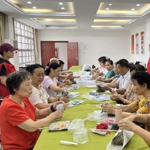 将花社区“红书包巧手坊”开讲 草药香里传递健康与温情