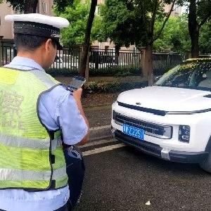 开学首日 走马岭“护学”准时“上线”！