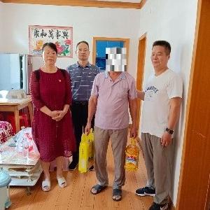 吴兴社区与共建单位上门慰问辖区困难家庭