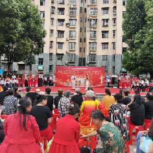 额头湾社区举办“中秋佳节共赏月，国庆节里话清廉”主题文艺汇演