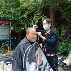 吴南里社区开展“庆国庆·惠民生”便民服务活动