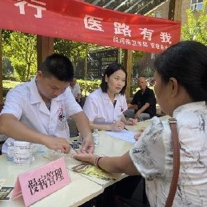 径河街官塘角社区：中国医师节 开展“健康同行，医路有我”健康宣传义诊活动