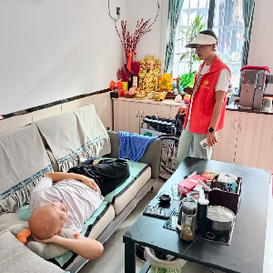 社区走访知民困 轮椅传递邻里情