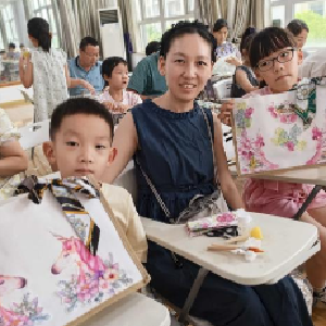 长青社区开展“指尖造趣，创意同行” 亲子手工坊系列活动第四期 ——“蝶古巴特麻布包” 专场