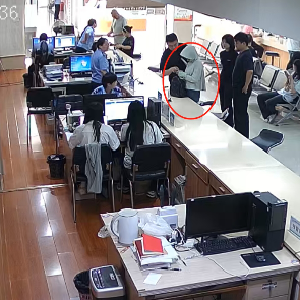 异常女子是“网逃人员”，抓！