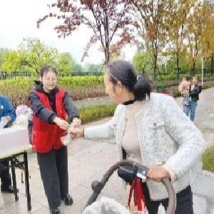 重阳暖意不打烊 社区关爱暖人心