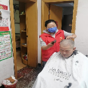 望丰社区开展“爱心义剪进家门”志愿服务活动
