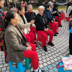 开屏里社区联合区红十字会开展公益义剪活动