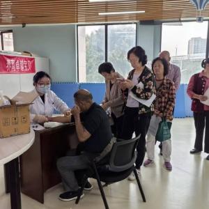 马池墩社区举办“健康服务进社区，便民体检暖人心”活动