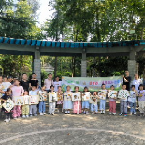 杏园社区开展“秋日共读绘童心 落叶创艺伴成长”亲子阅读活动