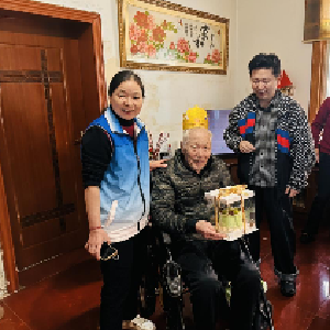 田园社区开展 “九九重阳暖桑榆 殷殷敬老传温情” 主题送蛋糕活动