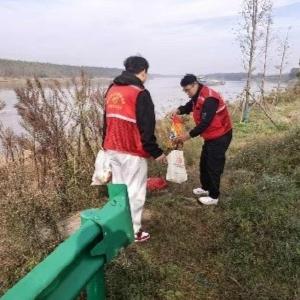 超赞！社区志愿者组团“清滩护渡”，汉江岸线换新+出行超顺畅~