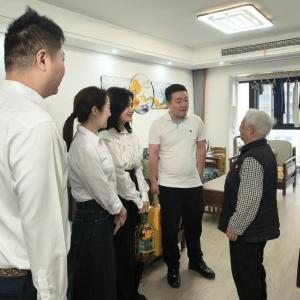 年轻企业家代表看望慰问将南社区老党员