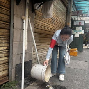 祁家山社区开展“清积水·灭蚊患·保健康”义务劳动