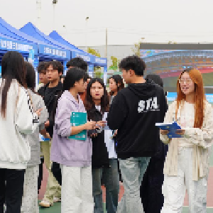 武汉临空港经济技术开发区（东西湖区）2025年“学子聚汉”工程校园招聘会在长江职业学院成功举办