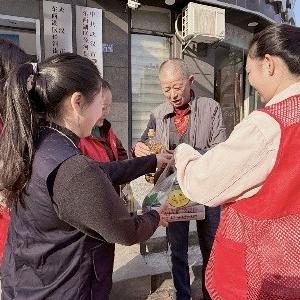 径河街稻香社区：稻香情暖重阳节 “益”起敲门送关怀