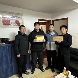 送光荣牌递入伍通知 情暖秋季入伍新兵家属