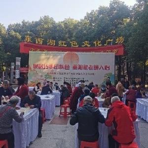 望丰社区开展“银龄巧手印秋色，重阳敬老暖人心”重阳节手工DIY拓印帆布包活动