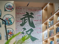 晨光漫过落地窗，武汉客厅的「萤照书局」苏醒了！