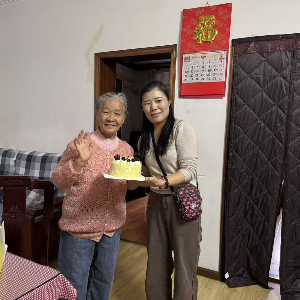 梦佳社区开展“银发添彩 蛋糕贺寿”活动