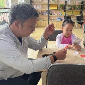 祁家山社区开展“‘石’趣满满，‘狼’奇相遇”亲子阅读活动