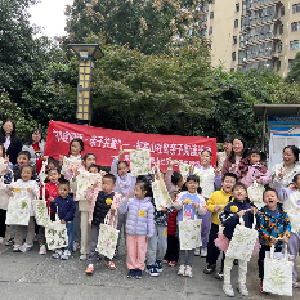 祁家山社区“风·叶奇遇记”户外亲子阅读活动