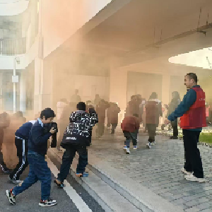 径河街石家坡社区：消防演练进校园 安全护航伴成长