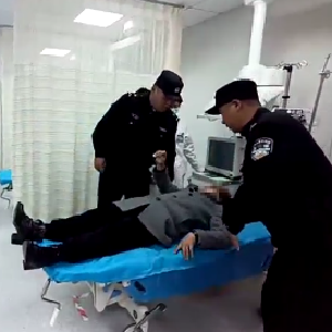 七旬婆婆街头突发疾病，民警及时救助化险为夷