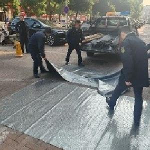 将军路街2000平方防油地垫铺设，让烟火气与洁净美“双向奔赴”