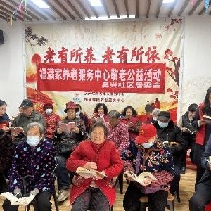 吴家山街道吴兴社区开展“银龄悦读 乐享学习” 老年人读书行动