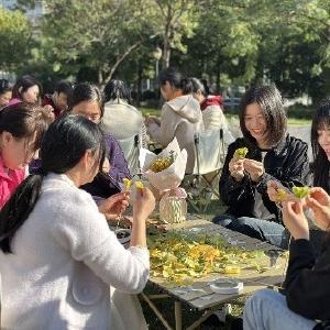 径河街道赛洛城社区：金秋银杏手作活动编织邻里温情