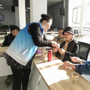 暖冬拾趣 串珠成星——将军北路社区邻里巧手编织“居民微幸福”