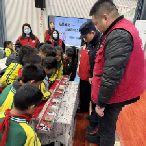 吴家山街文家湾社区联合开展校园禁毒课堂活动