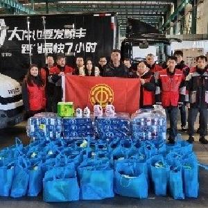 寒潮骤至暖“新”行，杨柳社区工会慰问户外工作者