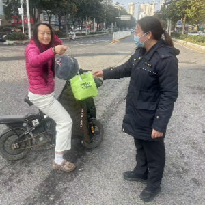 吴家山街道综合执法中心：10分钟物归原主，吴家山街道执法队员拾金不昧暖人心！