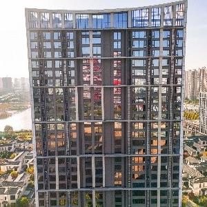 “蜘蛛人”高空拆除违规广告，东西湖城管普法服务暖人心