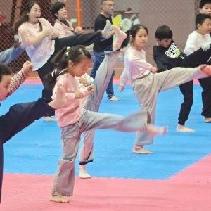 径河街永丰社区：跆风燃动 亲子同行 跆拳道趣味体验课开课