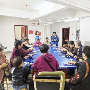 径河街官塘角社区：开展“立冬有‘官’爱 ‘暖’心共相伴”羊毛手套DIY活动