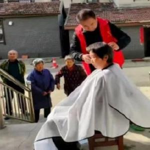 天鹅湖社区开展“爱心义剪进社区，便民服务零距离”便民服务活动