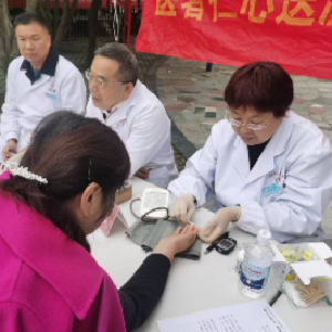 吴家山街道：开屏里社区联合仲景中医院开展“健康护航 远离糖患”义诊活动