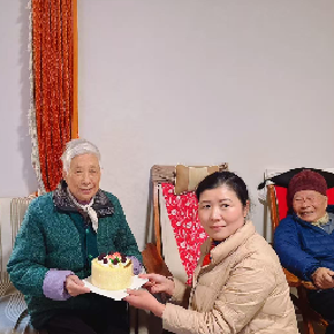 吴家山街梦佳社区开展为高龄老人送蛋糕活动