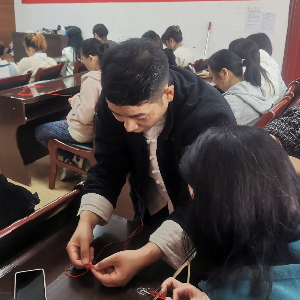 吴家山街道望丰社区举办“绳结传情·指尖生花”公益绳艺文化成长营