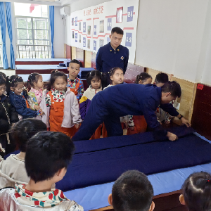 径河街道：电犁社区 探秘消防站 安全植心间