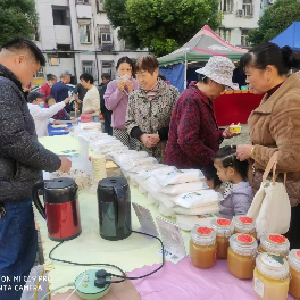 吴家山街田园社区开展“便民于心，服务于行”的秋日暖心市集活动