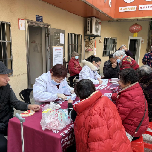 吴家山街吴兴社区开展关爱老人便民活动