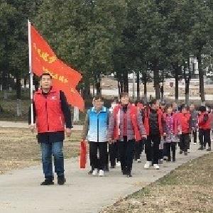 银龄健步走 活力满家园