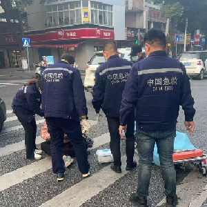 吴家山街综合执法中心暖心救助摔倒市民