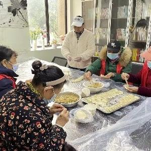 径河街金龙湾社区：饺子飘香迎冬至 情系长者送安全